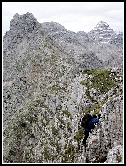 Sestup ze Schafegglu. V pozadí Rothörndl, Rothorn a Mitterhorn